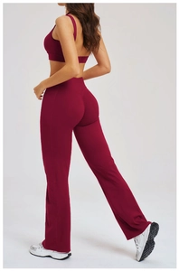 Détail du pantalon de yoga évasé bordeaux avec taille haute et poche latérale