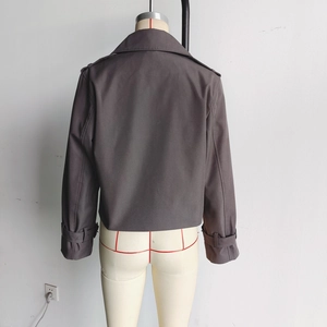 Vue arrière d'un trench-coat court gris foncé avec style croisé et boucles aux poignets