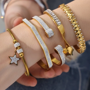 Luxuriöses 18k vergoldetes Edelstahl-Armreif-Set mit funkelnden geometrischen Kristallen