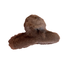 Pince à cheveux en fausse fourrure marron pour femme avec design minimaliste sur fond blanc