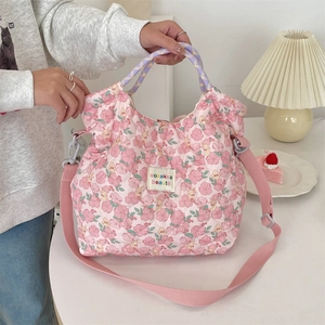 Sac à main matelassé à fleurs avec anses tressées violettes et bandoulière rose