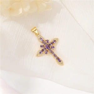 Pendente croce vintage in oro con zirconi viola su elegante tessuto bianco