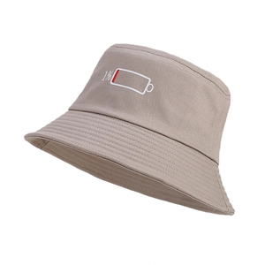 Bob en coton beige avec broderie batterie 1% présenté sous un angle de 45 degrés chic