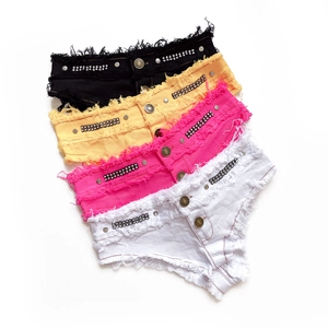 Flach liegende Denim-Hotpants mit Strassbesatz und Fransen in Schwarz, Pink und Weiß