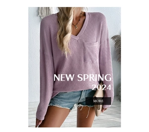 Détail d'un pull en maille côtelée violet clair avec col en V et poche plaquée