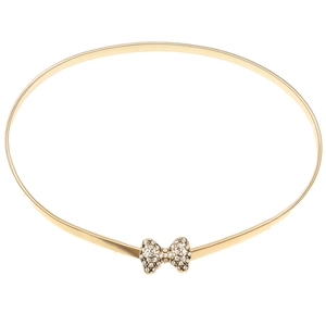 Gros plan d'une ceinture dorée élastique avec boucle nœud en strass sur fond blanc