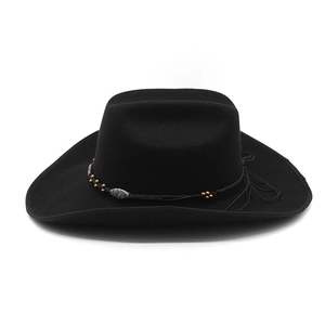 Dettaglio del cappello da cowboy in feltro nero con fascia intrecciata e perle turchesi