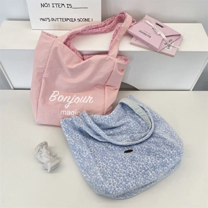 Vue détaillée du grand sac cabas léopard et du sac en toile rose avec anses en peluche