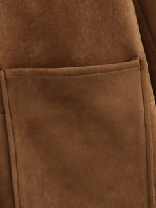 Gros plan détaillé de la poche d'une veste en daim marron avec coutures et texture de qualité