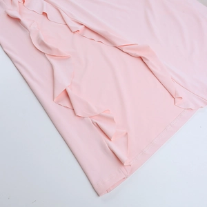 Vue détaillée de l'ourlet à volants rose et des coutures de cette robe sexy à col en V