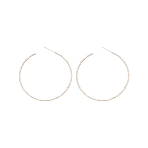 Paire de grandes boucles d'oreilles créoles minimalistes en or rose sur fond blanc