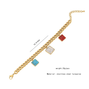 Détails macro du bracelet chaîne en acier doré avec pendentifs carrés colorés