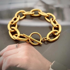 Macro shot of 18k gold plated chunky chain bracelet with OT toggle clasp on magazine