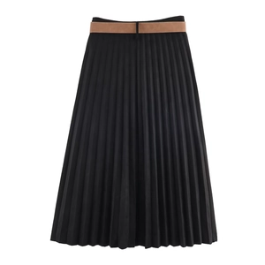 Détail de la jupe midi plissée noire avec texture précise et ceinture décorative marron
