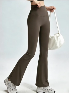 Detailopname van de donkerbruine yoga-flarebroek met hoge taille en vormgevende stretchstof
