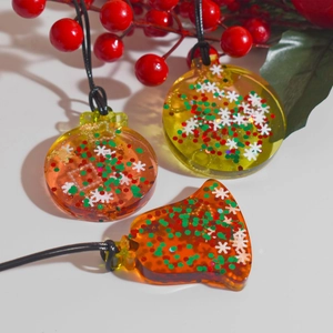 Pendentifs de Noël en résine faits main avec flocons, paillettes et cordons noirs de suspension