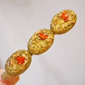 Exquisite resin hair clip with dried flowers and gold foil on a green base