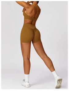 Détail du short de yoga taille haute jaune gingembre avec effet lifting fessier