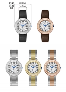 Détail de montres avec lunette en cristal, chiffres romains et aiguilles bleues