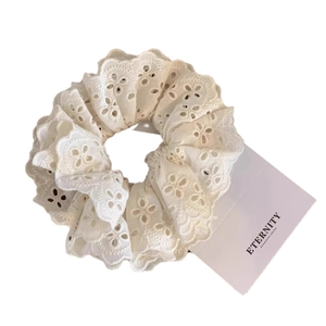 Chouchou blanc en dentelle florale brodée au design rétro et élégant