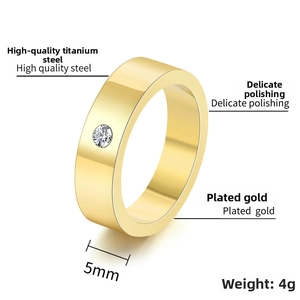 Détail de la bague en acier inoxydable doré de 5mm avec une pierre en zircone brillante