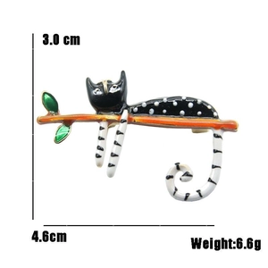 Polka dot cat enamel pin detail showing dimensions of 4.6cm by 3.0cm and 6.6g weight