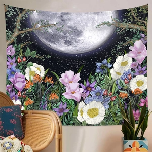 Vue détaillée d'une tapisserie bohème lune et fleurs dans un décor intérieur douillet