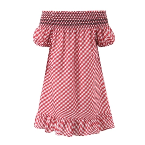 Détail de la robe à carreaux rouges et blancs, épaules dénudées et manches bouffantes