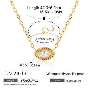Détail du collier en acier inoxydable plaqué or 18 carats avec pierre zircon marquise