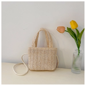 Borsa a tracolla in paglia per bambini con decoro di tulipani in un ambiente naturale