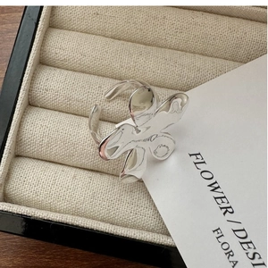Détail d'une bague fleur en argent sterling S925 dans son écrin à bijoux en velours