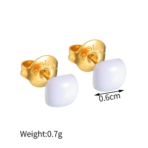 Détail des boucles d'oreilles carrées de 0,6 cm avec base en acier doré 18 carats