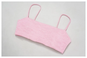 Dettaglio del reggiseno yoga rosa mélange con spalline sottili e tessuto a maglia