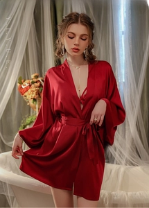 Détail d'un peignoir court en satin de soie rouge avec col en V profond et ceinture