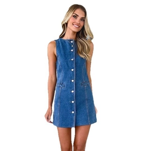 Abito smanicato in denim blu da donna con bottoni anteriori e vestibilità slim elegante