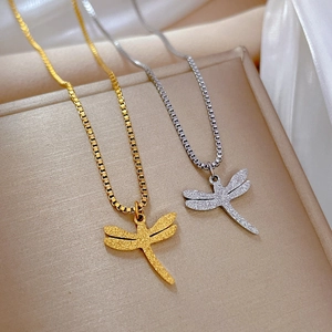 Collane con pendente a libellula minimaliste oro e argento con finitura opaca e catena box
