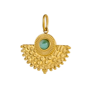 Détail d'un pendentif en forme d'éventail doré avec pierre verte et bordure perlée