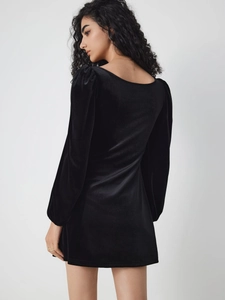 Elegante vestido de terciopelo negro de manga larga con ajuste ceñido y vista posterior