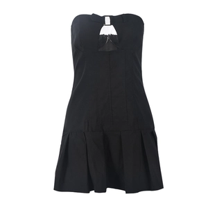 Détail de la robe bustier noire avec découpe poitrine et jupe plissée courte