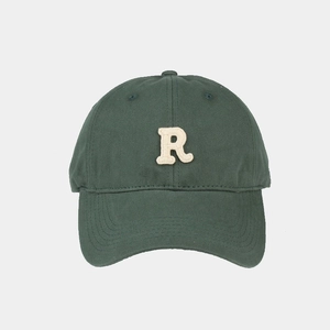 Dettaglio ravvicinato del cappellino da baseball verde scuro con lettera R ricamata a spugna
