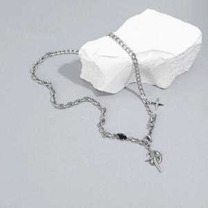 Détail du collier en acier titane avec pierre noire et pendentif en forme d'étoile