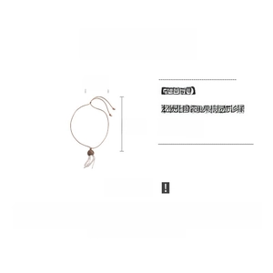 Détail d'un long collier de 92 cm avec céramique, noyau de fruit et fausses perles