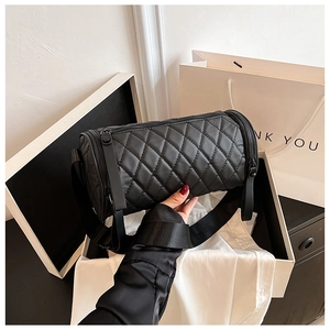Detail der schwarzen gesteppten Zylindertasche mit Nylonriemen und glänzendem Finish