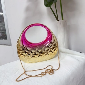 Détail du sac matelassé à dégradé métallique avec bandoulière chaîne dorée sur blanc