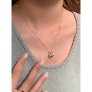 Collana minimalista placcata oro 18K con ciondolo a cerchio e perla bianca incastonata