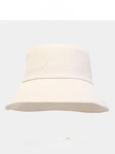 Détail du bob couleur crème avec texture jacquard 3D et tissu tissé de haute qualité