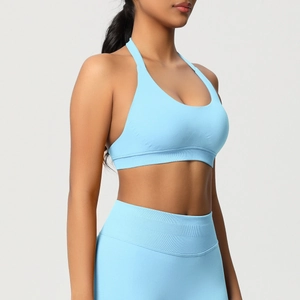 Détail de la brassière de sport dos nu bleu clair sans couture et legging taille haute
