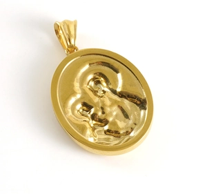 Détail du pendentif religieux ovale plaqué or 18 carats avec gaufrage de la Vierge Marie