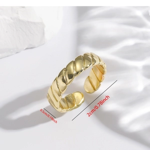 Macro shot showing 0.5cm width and 2cm diameter of the gold adjustable twisted ring