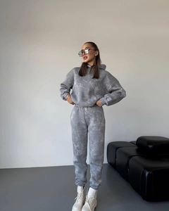 Ensemble de survêtement gris chiné avec sweat à capuche et jogging porté par un mannequin